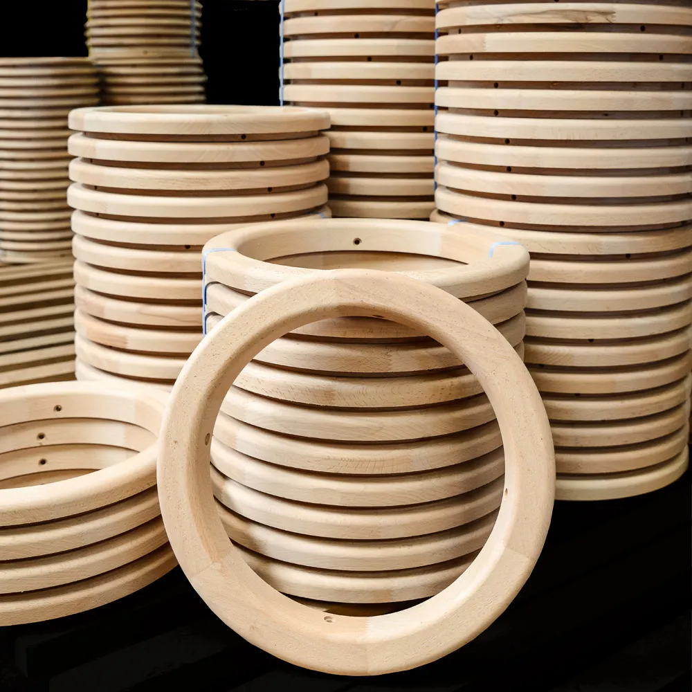 Parecloses circulaires en bois maintenant le vitrage d'une porte, fabriquées par Feldor